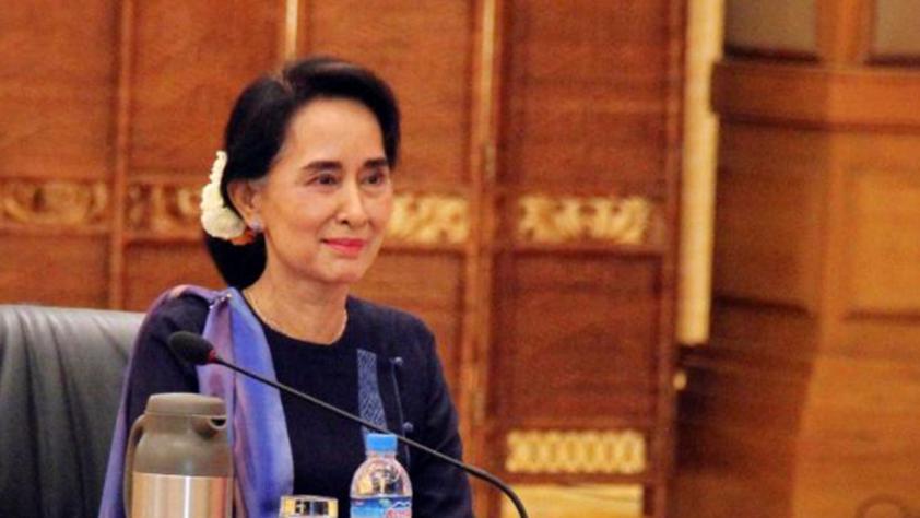 Myanmar opposition leader Aung San Suu Kyi smiles during a meeting at the presidential palace at Naypyitaw