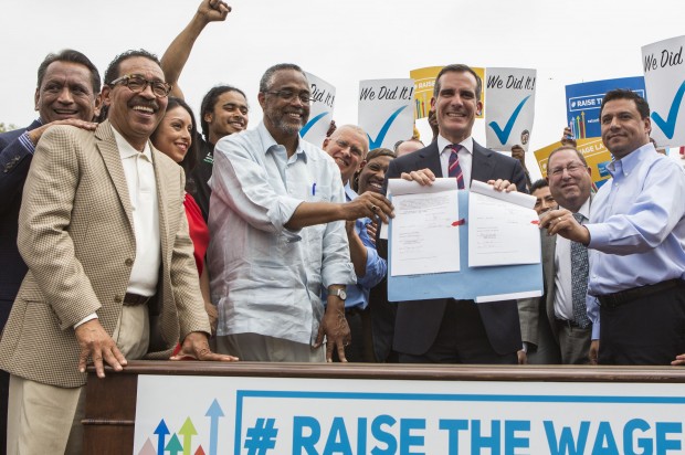 Los Angeles County pushes $15 minimum wage for some workers