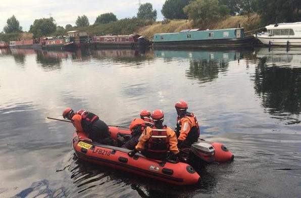 Police search River Lea Canal Pic B.W