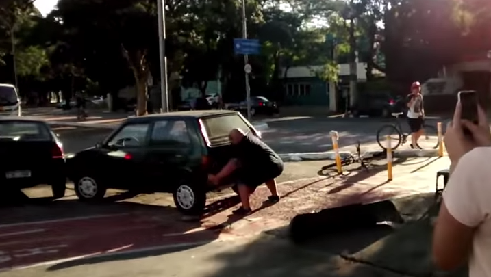 Hero cyclicst lifts parked car out of bike lane