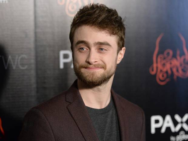 Watch Daniel Radcliffe and his girlfriend perform at a karaoke bar | Irish