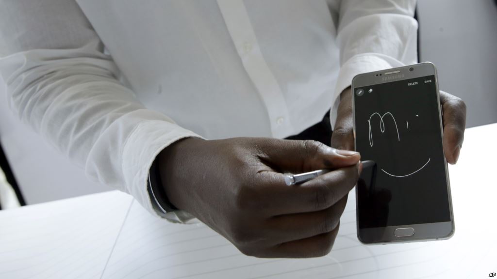 A product expert demonstrates the Samsung Galaxy Note 5 during a presentation Aug. 13 2015 in New York