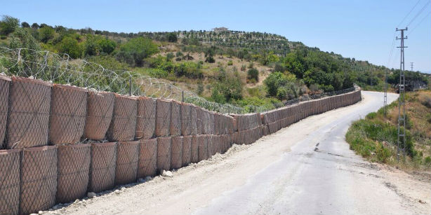 Turkish military builds 2.5 meter-high rocket-proof wall on Syria border