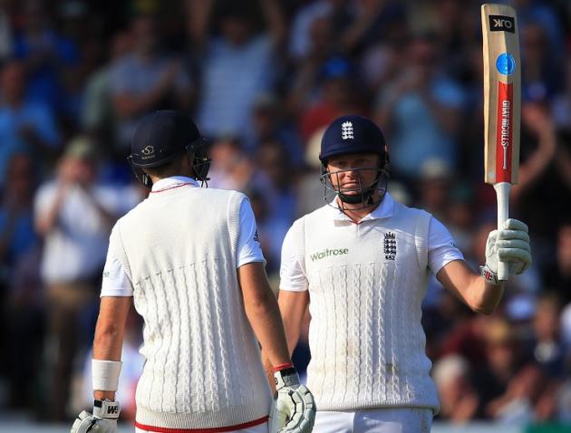 Roy Hodgson visits England cricket squad at the Oval