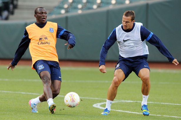 Arouna Kone and Phil Jagielka train