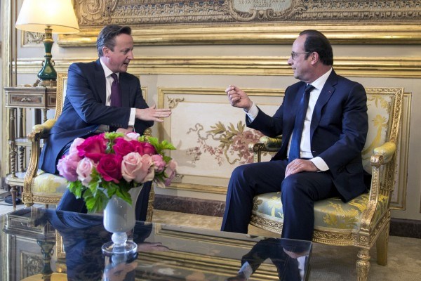 David Cameron discusses Calais crisis with French president