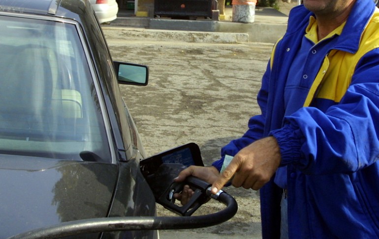 Cost of petrol falls on global oil price drop