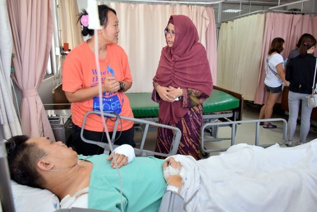 Teo Khaei Ling 27  wife of Tan Rui Hun 29 a Malaysian businessman from Kelantan was talking to Malaysian Ambassador to Thailand Datuk Nazirah Hussain who visited the Malaysian victim of a massive bom explosion at a hospital