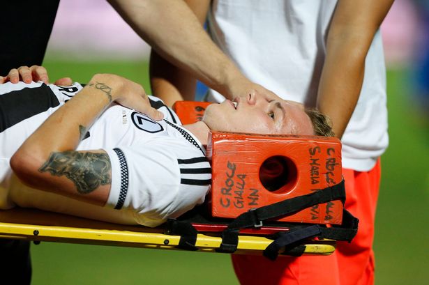 EPA  ARMANDO BABANI

Abandoned Legia Warsaw's Ondrej Duda is stretcherd off