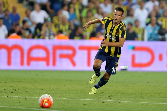 Fenerbahce pay for crying Manchester United fan to meet Robin van Persie