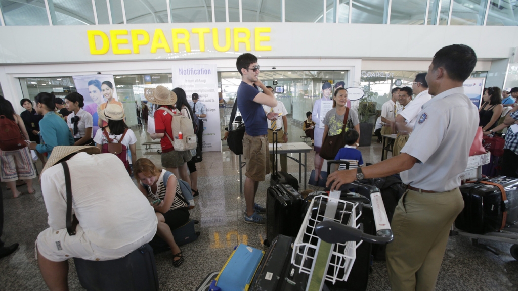 Flights in and out of Bali have again been cancelled as winds exacerbate the volcanic ash cloud