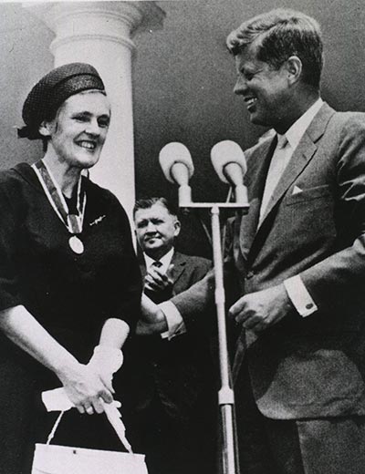 Dr. Frances Kathleen Oldham Kelsey receiving the President's Award for Distinguished Federal Civilian Service from President John F. Kennedy in 1962