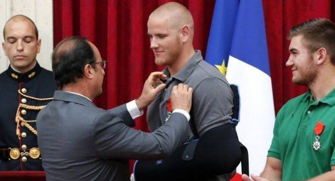 CORRECTS SADLER’S SCHOOL TO SACRAMENTO STATE UNIVERSITY INSTEAD OF SACRAMENTO UNIVERSITY- From left French President Francois Hollande U.S. National Guardsman from Roseburg Ore. Alek Skarlatos U.S. Ambassador to France Jane D. Hartley U.S. Airma