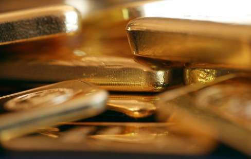 Gold Headed for Biggest Monthly Drop in Two Years