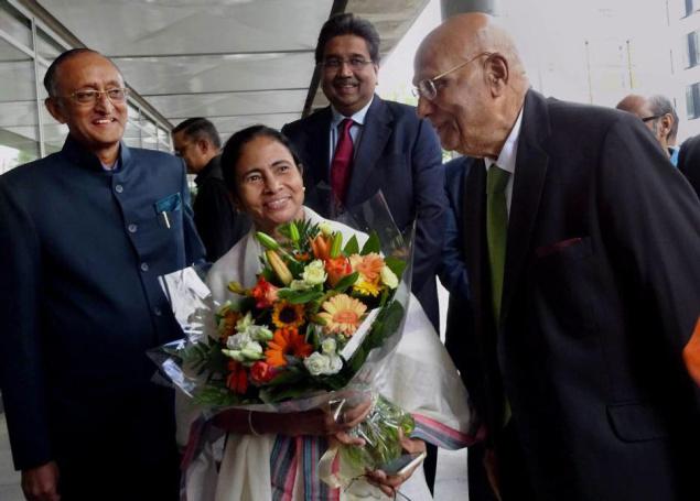 NRI industrialist Lord Swraj Paul hosts West Bengal Chief Minister Mamata Banerjee and her delegation at his residence in London on Wednesday.- PTI