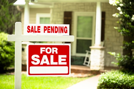 A sale pending sign in front of a home in San Anselmo California