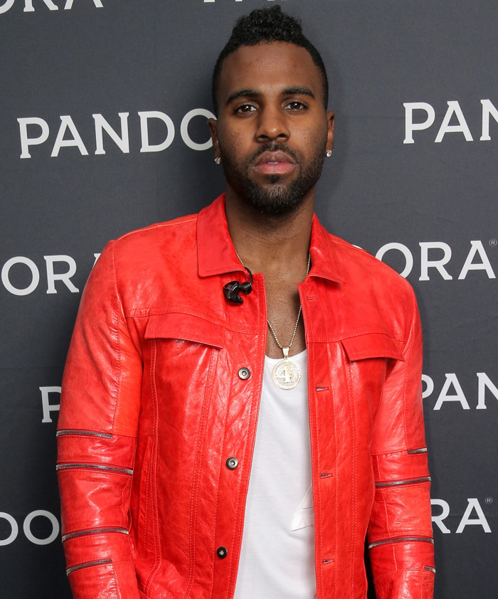 Kicked off a flight Jason Derulo