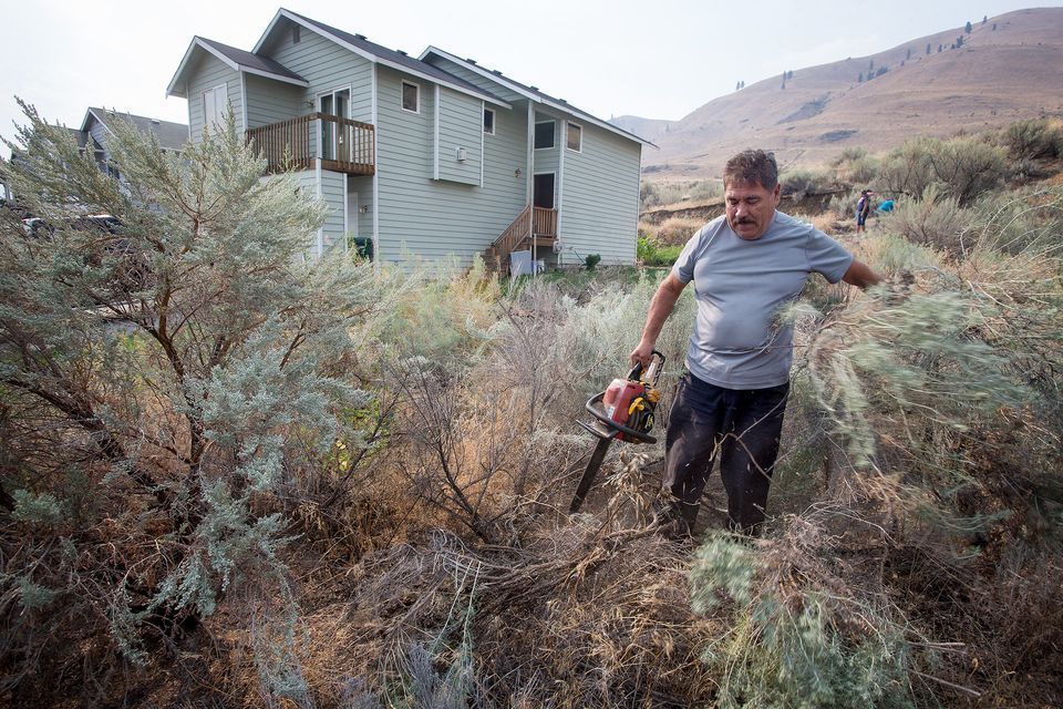 Lightning-sparked wildfires cause evacuations in Chelan