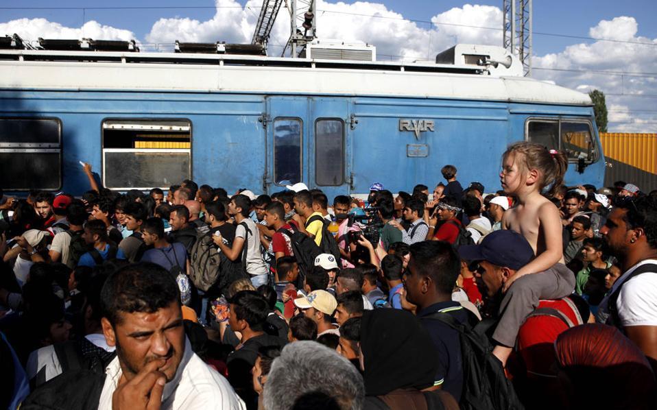 Macedonia appeals for more trains to transport migrants