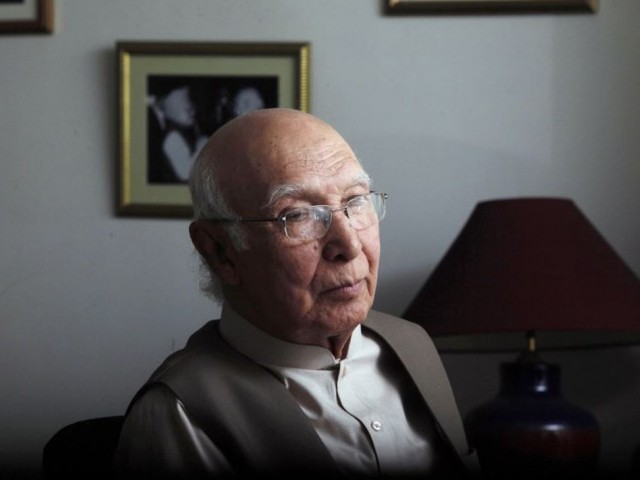 Sartaj Aziz signs condolence book on passing away of 'Missile Man' Kalam