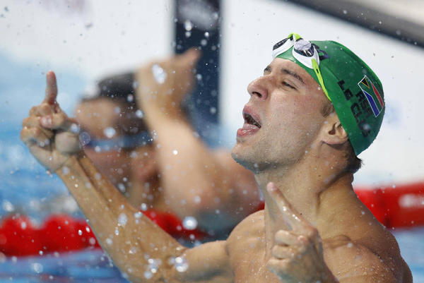 Phelps looks strong, leads 200 fly qualifying at nationals