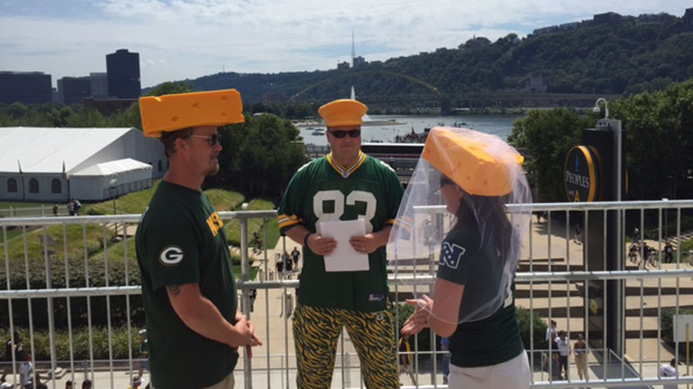 Packers Fans Get Married At Heinz Field