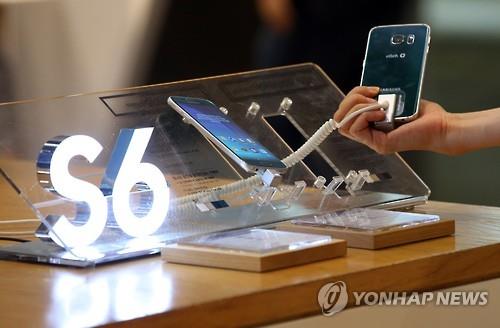 Samsung posted a near 8 percent drop in second-quarter net profit as its smartphone business remained sluggish on lackluster Galaxy S6 sales and har