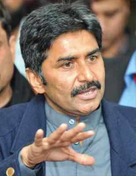 Miandad asks PCB to keep tainted trio away from the game