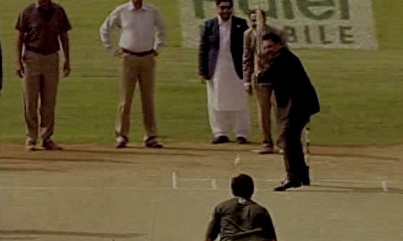 Shahid Afridi bowling a delivery to Chief of Army Staff General Raheel Sharif. &mdash Dawn News Screengrab