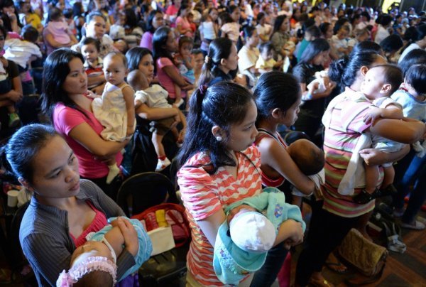 'Women's Organization Holds Mass Breastfeeding Event in Manila