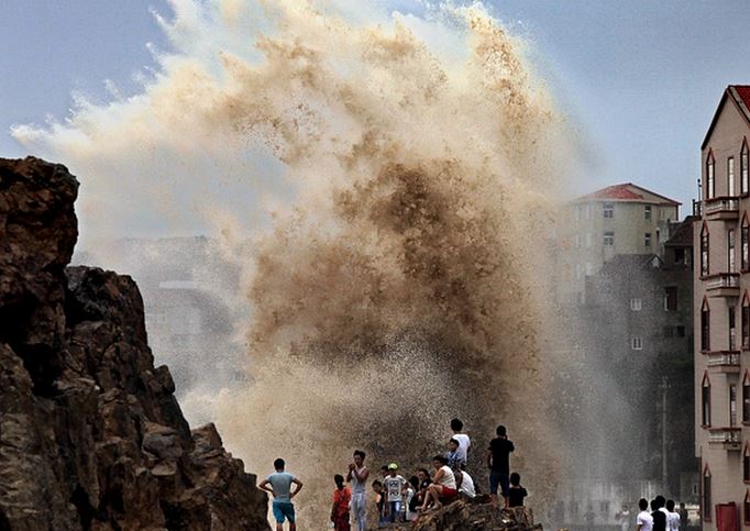 Soudelor storm surges in mainland China