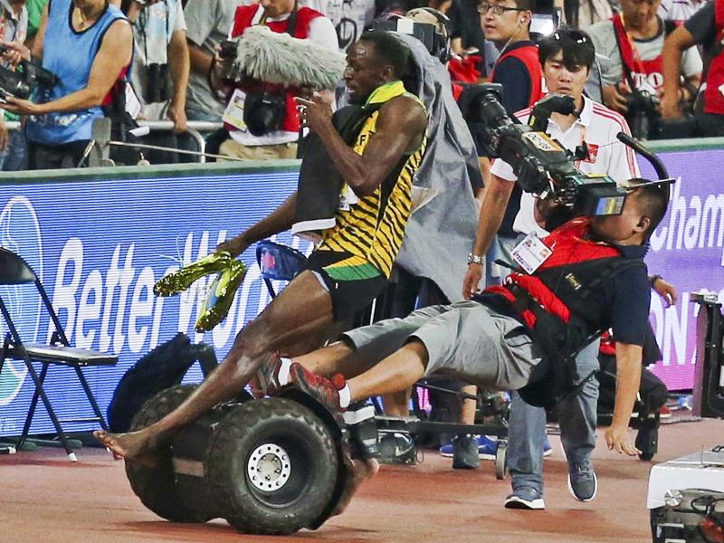 Jamaica's Usain Bolt front competes in a mens 100m semifinal at the World Athletics Championships at the Bird's Nest stadium in Beijing