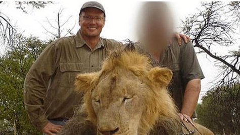 Walter Palmer with Cecil the lion