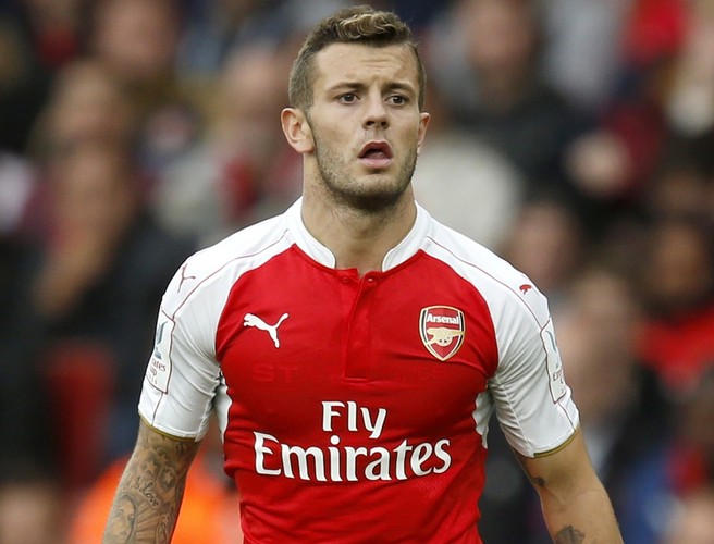 Хамиса уилшер. Уилшир в смокинге. Уилшир Британия постройка. Jack Wilshere в красной кепке.