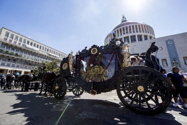 Mafia don given showy funeral with gilded carriage and Godfather theme music