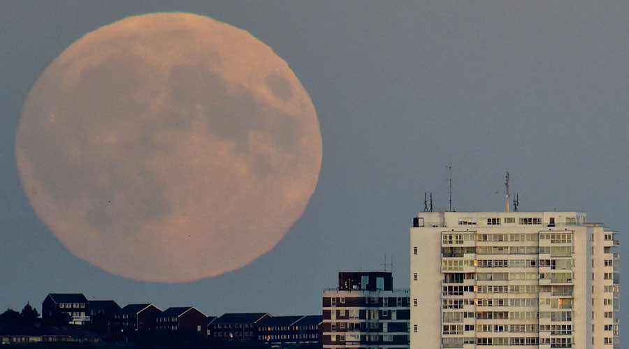 A'supermoon'&#039 rises above Brighton in southern