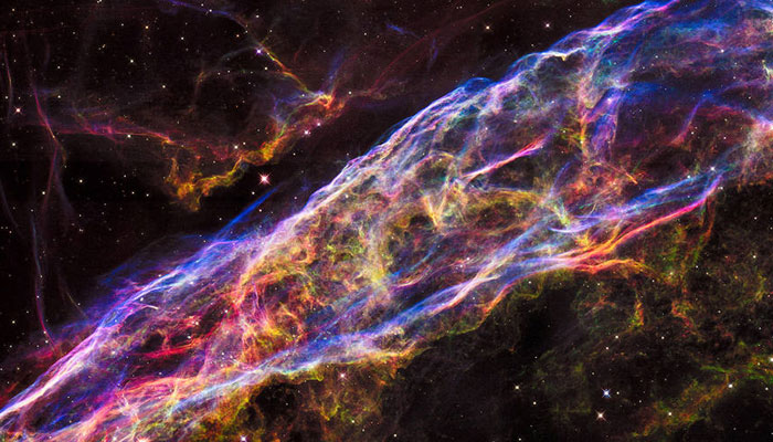 Hubble zooms in on remnants of Veil Nebula