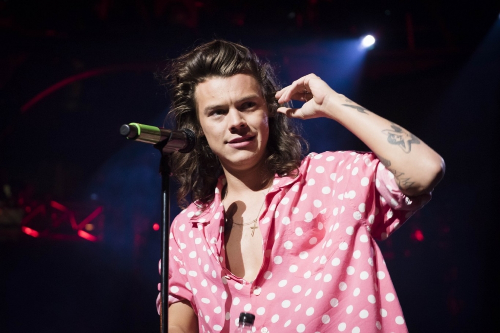 Directioners are seriously crushing on Harry Styles's pink shirt