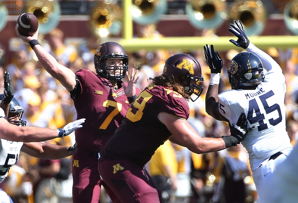 Mitch Leidner threw the ball to a receiver in the fourth quarter as the Gophers took on Kent State at TCF Bank Stadium on Saturday