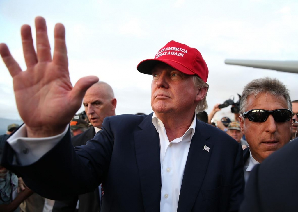 488375736-republican-presidential-candidate-donald-trump-waves-to