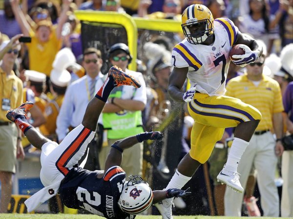 LSU running back Leonard Fournette eludes Auburn defensive back Blake Countess