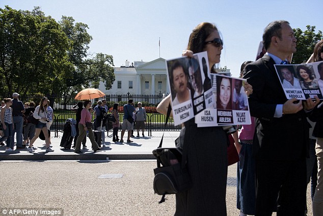 The White House briefly went into lock down on Wednesday afternoon after an'unattended package was discovered in the park across the street