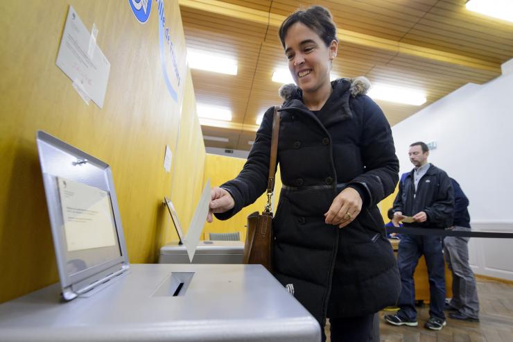 Swiss vote amid migrant fears