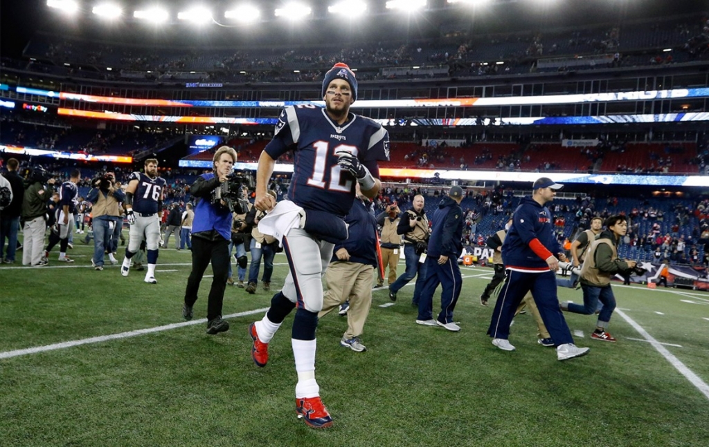 Tom Brady throws 4 touchdown passes, Patriots rout Dolphins 36-7 to improve to 7-0