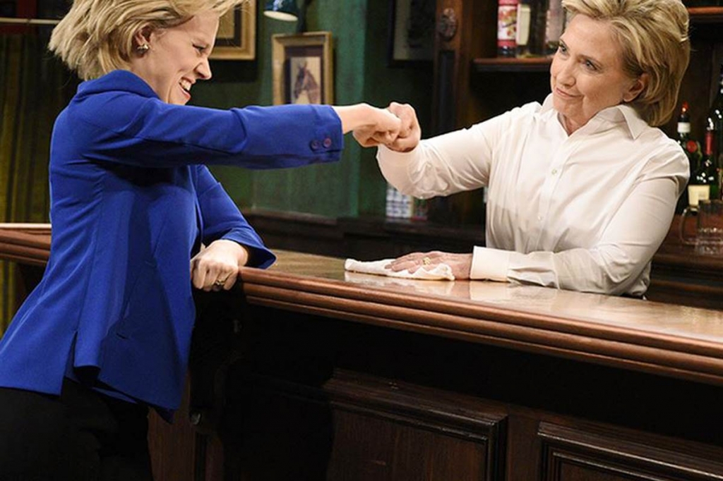 'SNL': Hillary Clinton Plays Bartender Giving Advice to Hillary Clinton