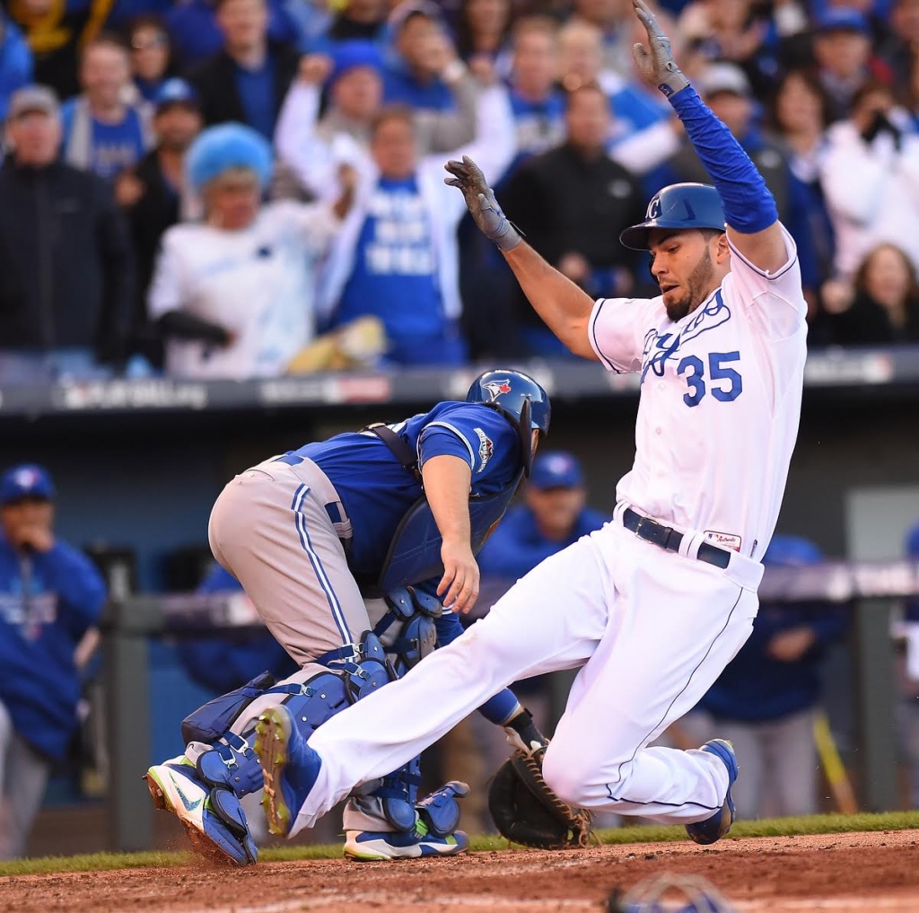 Eric Hosmer scores the tying run on a Mike Moustakas single in Game 2 of the ALCS