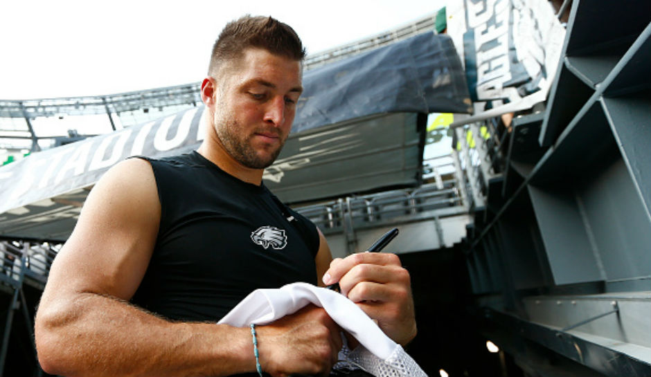 Tim Tebow signs autographs