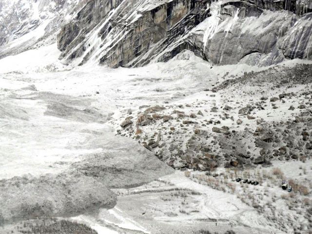 Hundreds of tourists stranded in Pak after snowfall