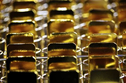 Gold lifts on US jobs data