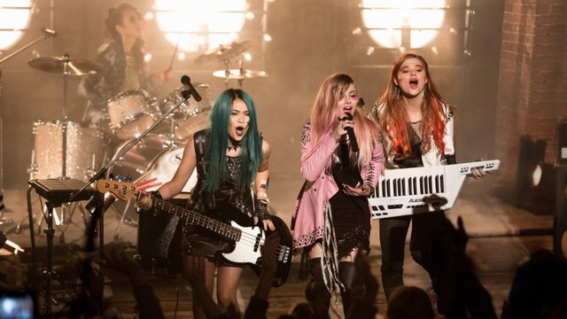 Jem rocks the internet in exclusive Jem and the Holograms clip